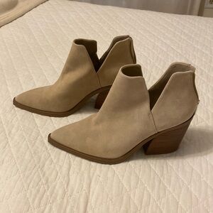 Woman’s size 8 Vince Camuto ankle boots tan